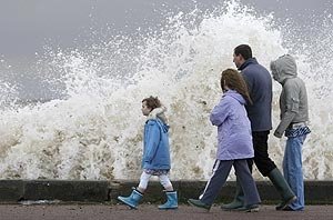 Personas que caminan junto al mar en Suffolk