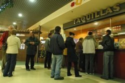  Varias personas realizan una cola para comprar entradas ante las taquillas de Cinebox.