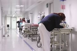 Varios pacientes encamados y sus familiares esperan en el pasillo de Urgencias.
