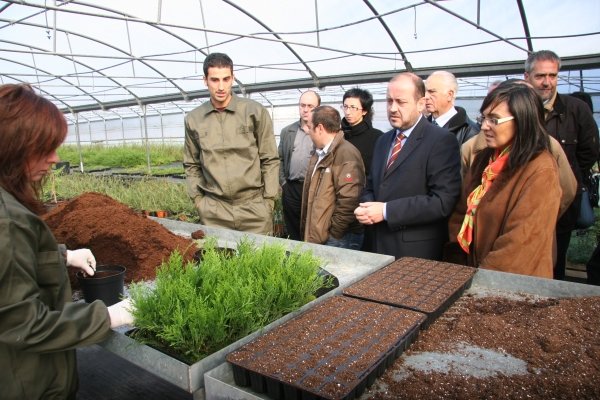 Maruxa Román mostró las instalaciones de los viveros a los  representantes políticos.