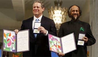 El ex vicepresidente de EE UU Al Gore y el indio Rajendra Pachauri
