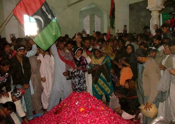 Seguidores de Benazir Bhutto junto a su tumba.