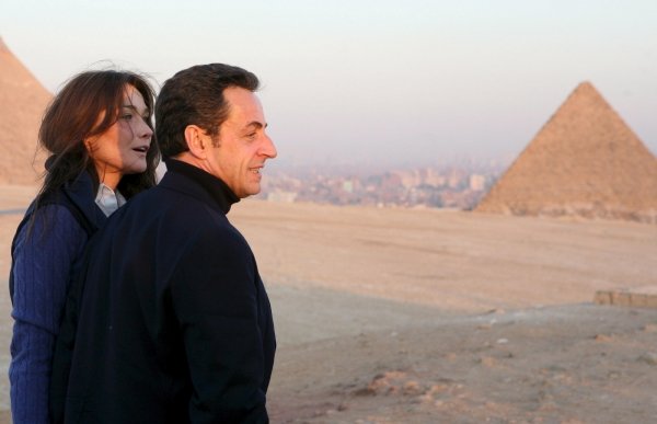 Sarkozy y Carla Bruni, al fondo las pirámides de Keops.