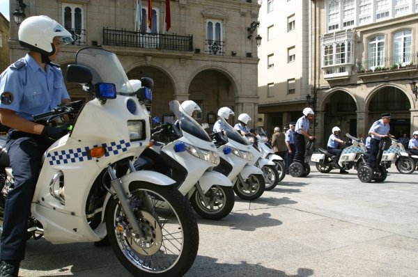 Policías locales durante una presentación en la Praza Maior.