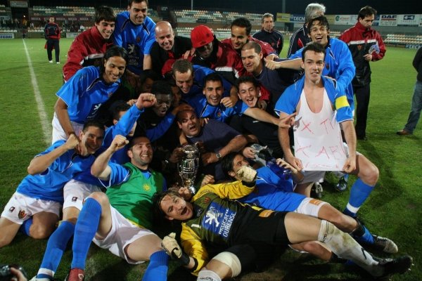 Los jugadores y el equipo técnico del CD Ourense celebran el triunfo.