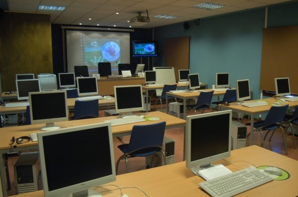 Instalaciones informáticas en la Casa Consistorial de Carballiño. (Foto: Martiño Pinal)