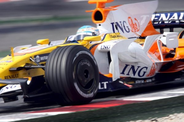 Alonso rueda con su nuevo alerón.