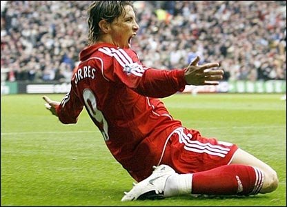 Fernando Torres festeja uno de los goles que ha marcado con el Liverpool.