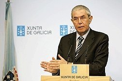Emilio Pérez Touriño comparece ante la prensa tras la reunión.