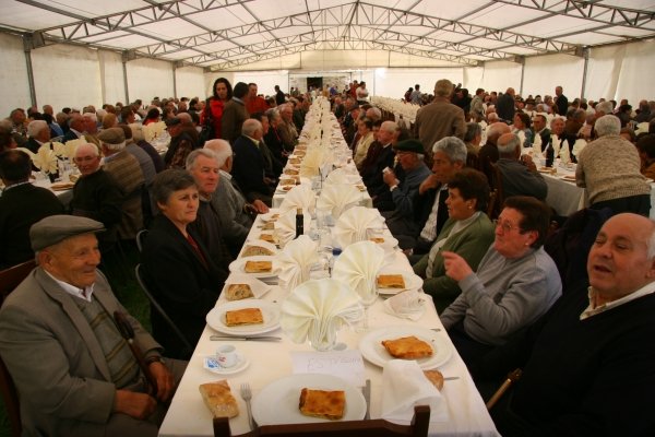 Los participantes del municipio durante la comida, bajo una carpa, a los pies del castillo.(Foto: Xesús Fariñas)