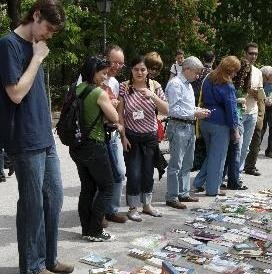 Varias personas hojean unos libros durante el V Encuentro Nacional de Bookcrossing 