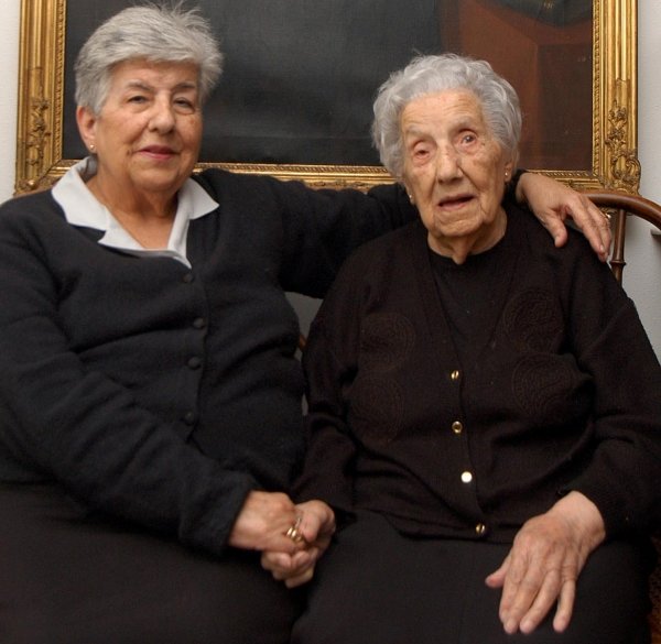 Amelia Feijóo, de 76 años, posa con su madre Rosa Martínez en la casa familiar de Celanova.