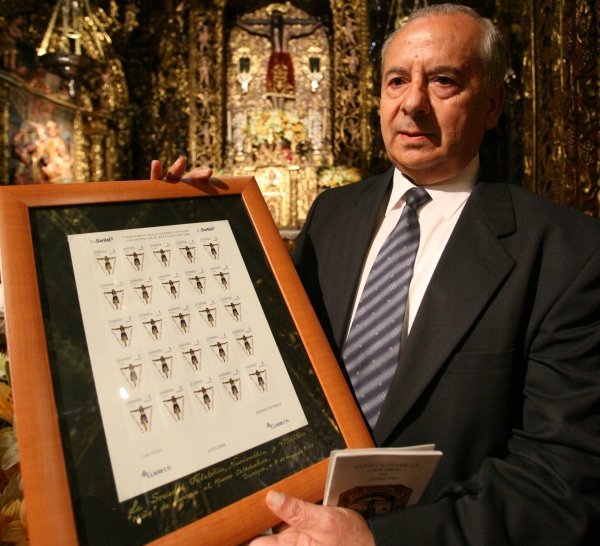 José Barros Cachaldora posa con el sello del Santo Cristo.