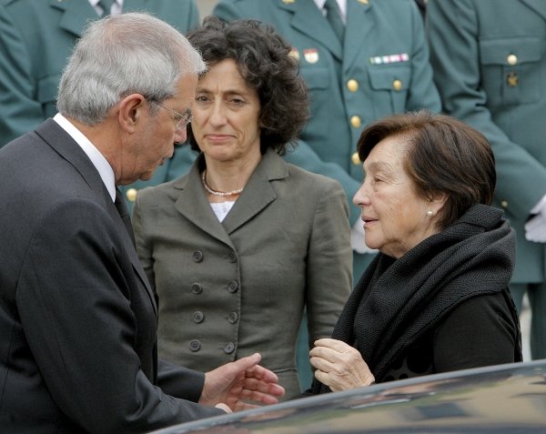 Touriño saluda a la viuda de Calvo Sotelo, Pilar Ibáñez, en presencia de Mercedes Cabrera. (Foto: Lavandeira Jr.)