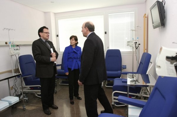 David Simón, María José Rubio y Enrique Pérez, en la Unidad Oncológica del Hospital de Verín. (Foto: Miguel Angel)