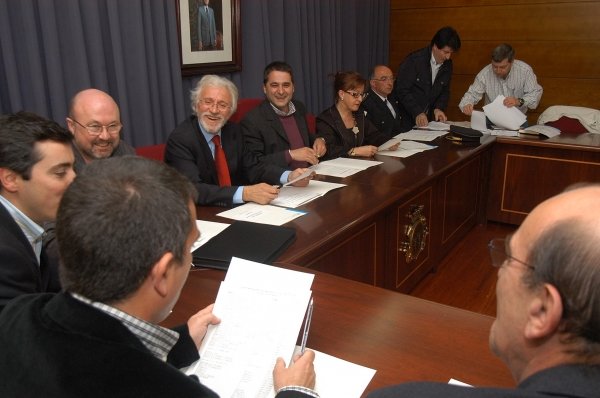 Manuel Amil, Ferreiro Abelleira, Montes e Concepción Camiña, na xuntanza. (Foto: Martiño Pinal)