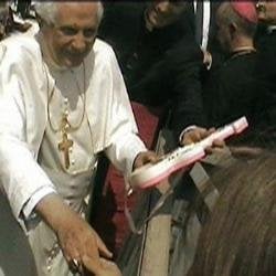 El Papa Benedicto XVI con la guitarra de Chikilicuatre.