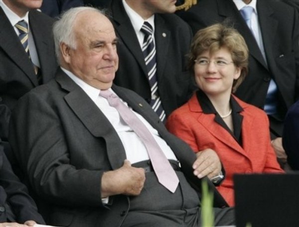 Helmut Kohl junto a su  nueva esposa.