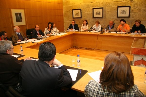 Un momento del pleno celebrado ayer, presidido por el alcalde Antonio Mouriño (en el centro). (Foto: Xesús Fariñas)