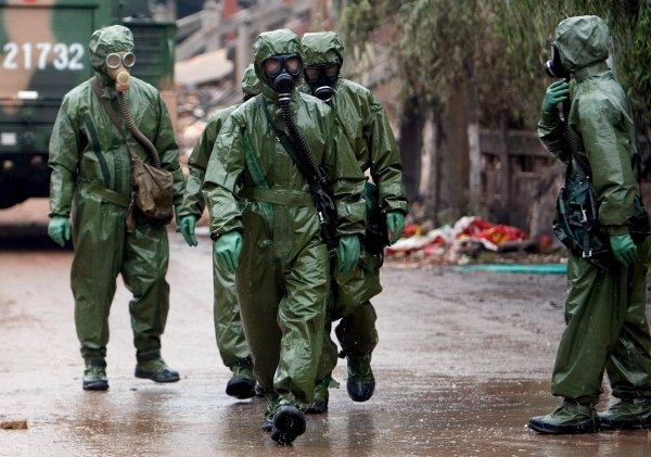 Un grupo de soldados chinos protegidos con trajes especiales para evitar el contagio de enfermedades. (Foto: Diego Azubel)