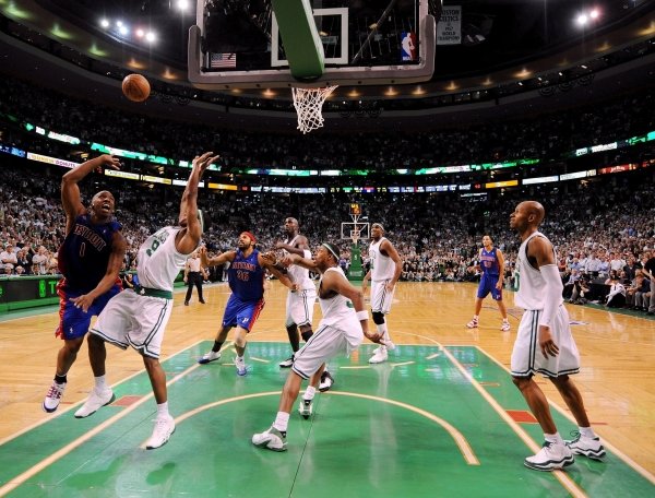 Un momento del partido entre Celtics y Detroit.  (Foto: CJ Gunther)