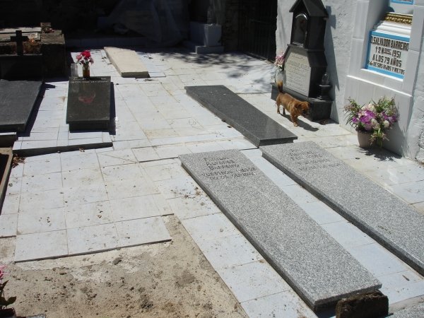 Baldosas colocadas en el cementerio de Santigoso.