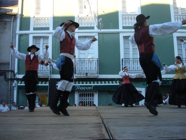 Actuación del grupo de baile Abertal, en A Rúa.