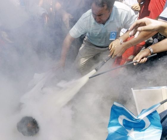 Un hombre se prende fuego como  protesta contra China en Turquía