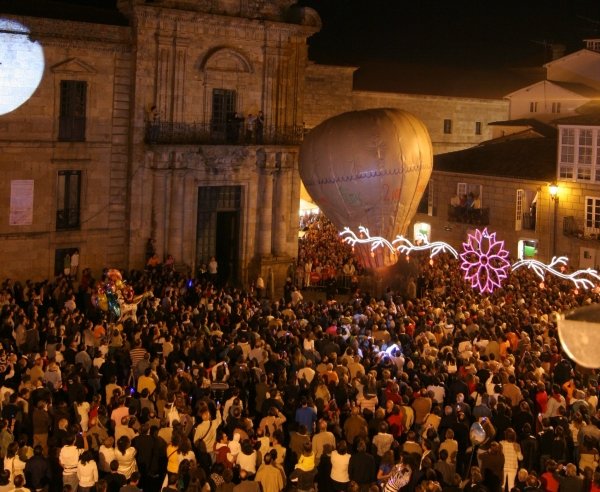  La Plaza Maior de Celanova se abarrotó para ver el lanzamiento del globo de San Roque. (Foto:  Marcos Atrio)