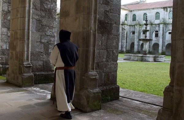  Uno de los monjes de la comunidad cisterciense que residen en Oseira camina en el interior del monasterio ourensano. (Foto: EFE)