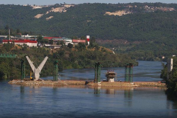 Una de las obras públicas en ejecución: el puente sobre el Miño para la autovía a Santiago. (Foto: Xesús Fariñas)