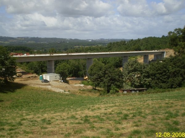    La plantaforma del viaducto sobre el río Laxe, en Lalín, ya finalizada.