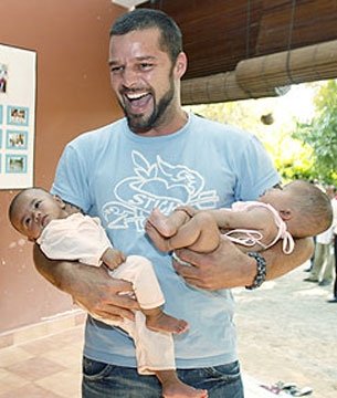 Ricky Martin posa con los dos bebés. (Foto: A.P.)