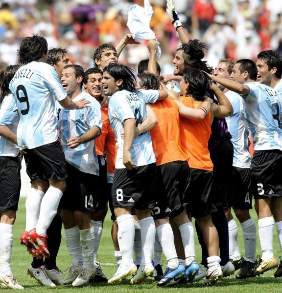 Los jugadores de la selección argentina de fútbol celebran su medalla de oro (Foto: EFE)
