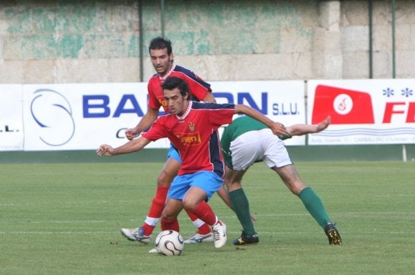 Un jugador del Arenteiro se ve superado por la presión de dos rojillos. (Foto: Miguel Ángel)
