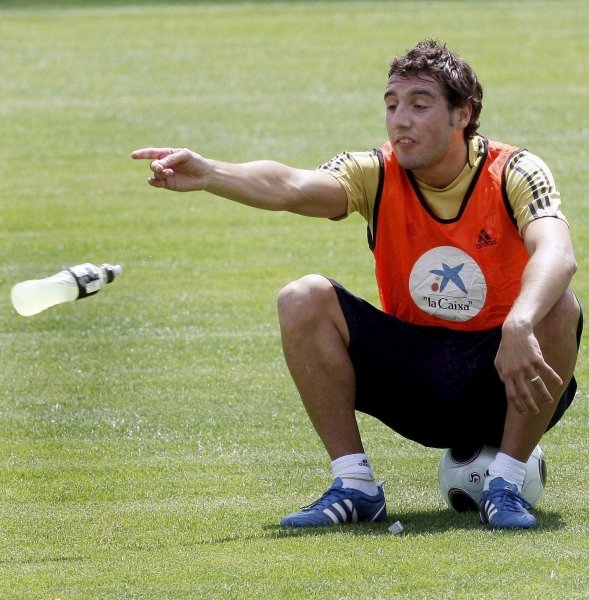 Santiago Cazorla, en un descanso durante un entrenamiento de la selección española. (Foto: Archivo )