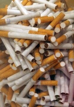 Vista de un montón de cigarrillos.