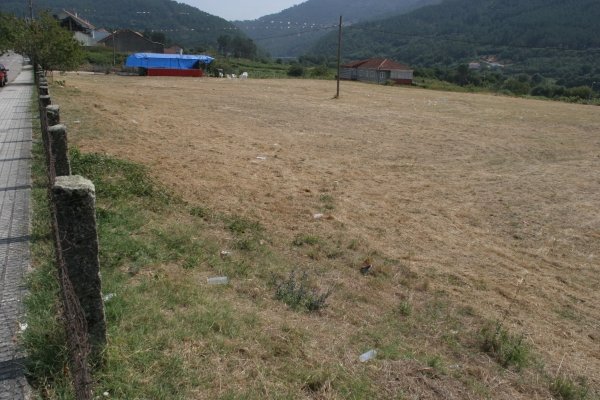 Terreno destinado a zona de recreo, en la localidad de Francelos. (Foto:  Martiño Pinal )