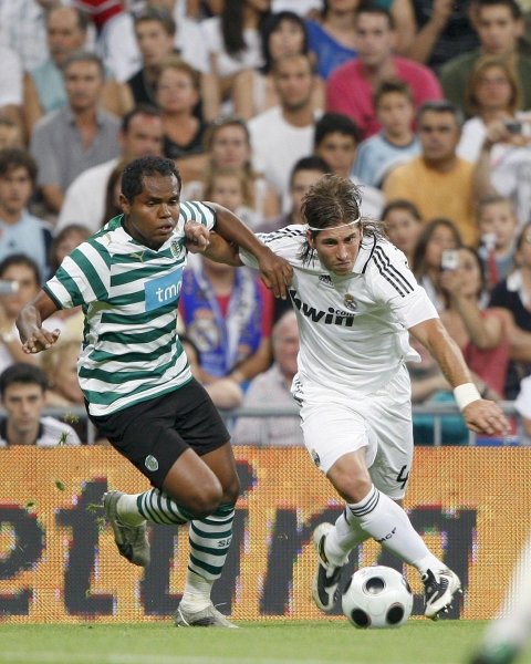 El jugador del Real Madrid Sergio Ramos lucha por un balón en el partido de ayer contra el Sporting de Lsiboa.