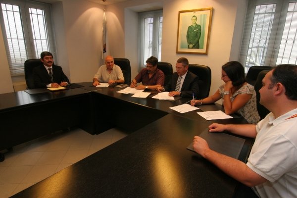  La reunión celebrada en el Concello de Lobios, presidida por el alcalde José Lamela (centro). (Foto: Marcos Atrio)