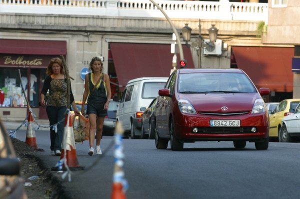 Dos peatones caminan por la calle Basilio Álvarez. (Foto: Xesús Fariñas)