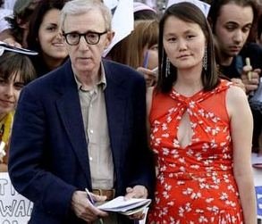  Woody Allen con su mujer Soon Yi.