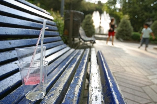 Dejar abandonados vasos de plástico en los parques, como en la imagen (en el de San Lázaro), será objeto de sanción. (Foto: Xesús Fariñas)