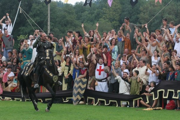  El público asistente pudo disfrutar de los combates medievales en el Campo de O Xestal. (Foto:  Marcos Atrio)