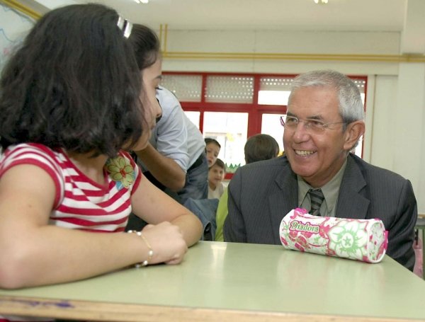 El jefe del Ejecutivo autonómico en la inauguración del curso escolar 2008-2009 en el colegio público A Ponte (Foto: EFE)