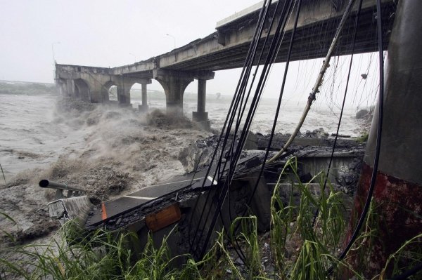 Estado de uno de los puentes tras el desbordamientod el río Tachia. (Foto: agencias)
