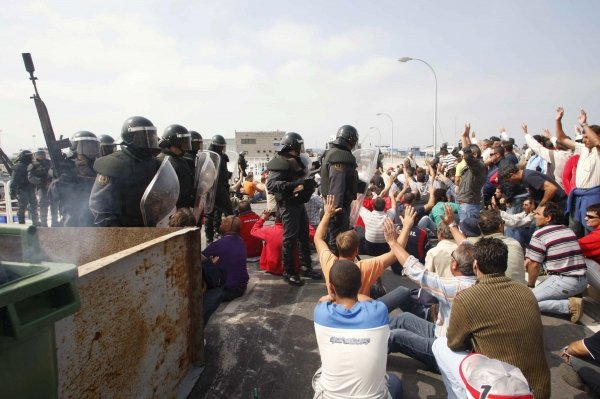Los bateeiros hizieron una barricada en el puerto para impedir la descarga. (Foto: Salvador Sas)