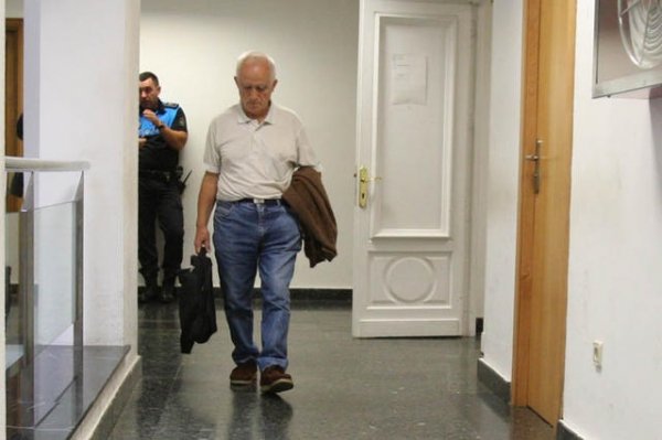 El acusado, en los pasillos del Juzgado de lo Penal número 2. (Foto: Miguel Ángel)