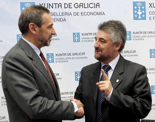 Xosé Ramón Fernández Antonio y Carlos Fernández, tras la firma del convenio. (Foto: EFE)