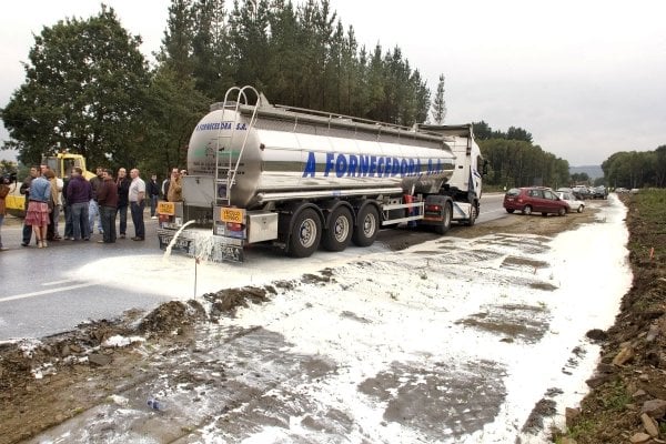 Los ganaderos vaciaron un camión cisterna cargado con leche procedente de Portugal. (Foto: Eliseo Trigo)